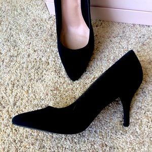 Black pumps